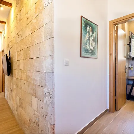 Appartement Medieval Poems Ii